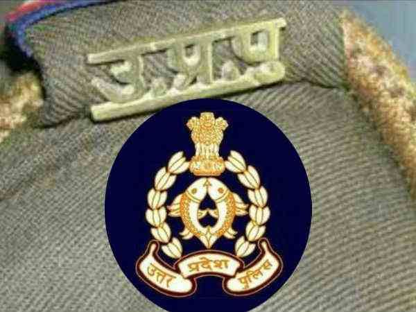 खाकी की ईमानदारी : सिपाहियों ने नशे में धुत मिले अधेड़ के परिजनों को सौंपे 36 हजार रुपये खाकी की ईमानदारी : सिपाहियों ने नशे में धुत मिले अधेड़ के परिजनों को सौंपे 36 हजार रुपये