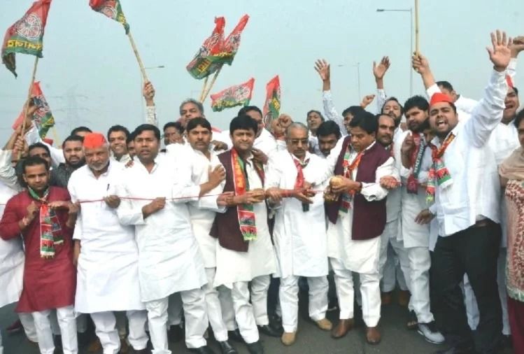 सपाइयों ने जबरन किया रोड का उद्घाटन, 100 से भी ज्यादा नेताओं पर FIR