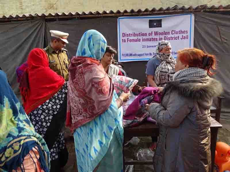 जिला कारागार में महिला कैदियों को गर्म कपड़े बांटकर ठंड से राहत देने का प्रयास