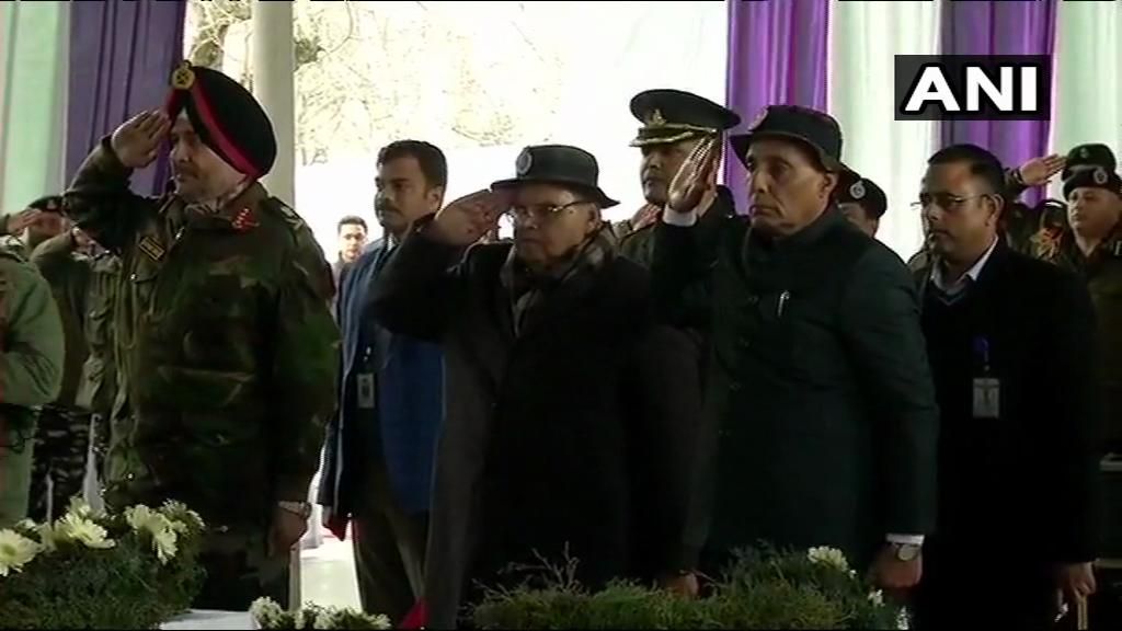 बडगाम स्थित कैंप में रखे गए हैं सीआरपीएफ के शहीद जवानों के शव। राजनाथ ने श्रीनगर में शहीदों को दी श्रद्धांजलि।