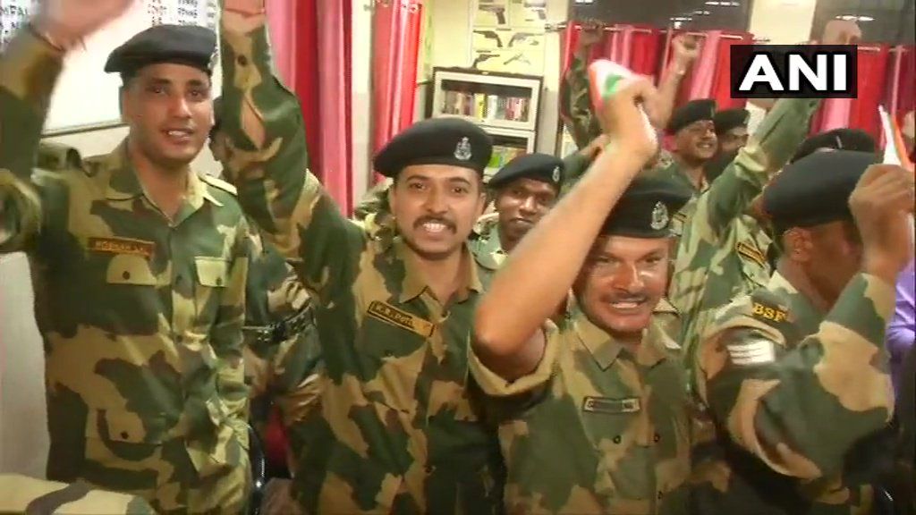 जम्मू और कश्मीर: सीमा सुरक्षा बल (BSF) के जवानों ने आज ओल्ड मैनफोर्ड, मैनचेस्टर में #IndiaVsPakistan मैच से पहले भारतीय टीम के लिए चीयर किया।
