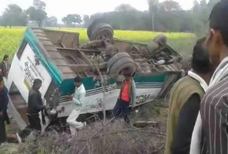 बांदा - बेकाबू बस पलटी, 40 यात्री घायल, 14 की हालत गंभीर