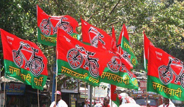 लखनऊ - समाजवादी पार्टी में बड़ा फेरबदल जल्द-सूत्र राष्ट्रीय और प्रदेश स्तर पर संगठन में बड़े फेरबदल की तैयारी पार्टी जल्द प्रवक्ताओं के नाम की भी घोषणा करेगी।