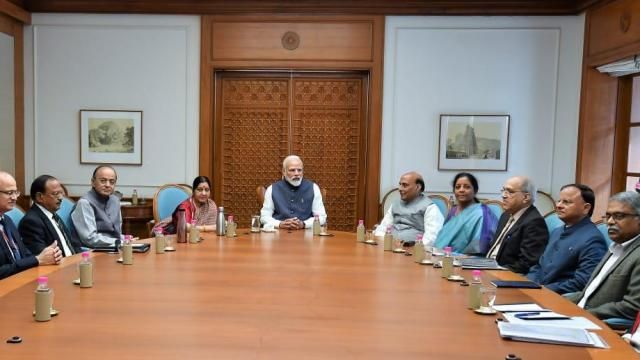 नई दिल्ली   प्रधानमंत्री  के  आवास पर चल रही सीसीएस की बैठक खत्म ।   प्रधानमंत्री नरेंद्र मोदी राष्ट्रपति से मिलने जा रहे हैं।