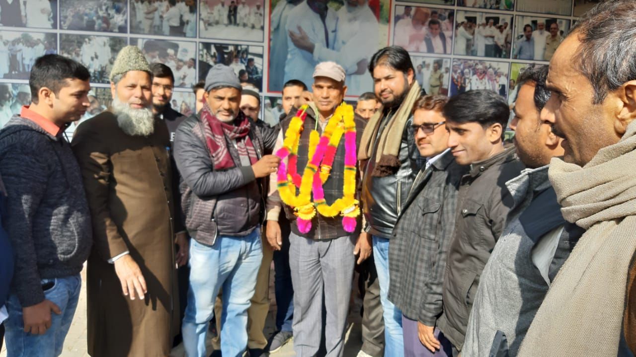 सपा विधायक के सुरक्षा गार्ड ताहिर हुसैन के रिटायर होने पर विदाई दी गई सपा विधायक के सुरक्षा गार्ड ताहिर हुसैन के रिटायर होने पर विदाई दी गई