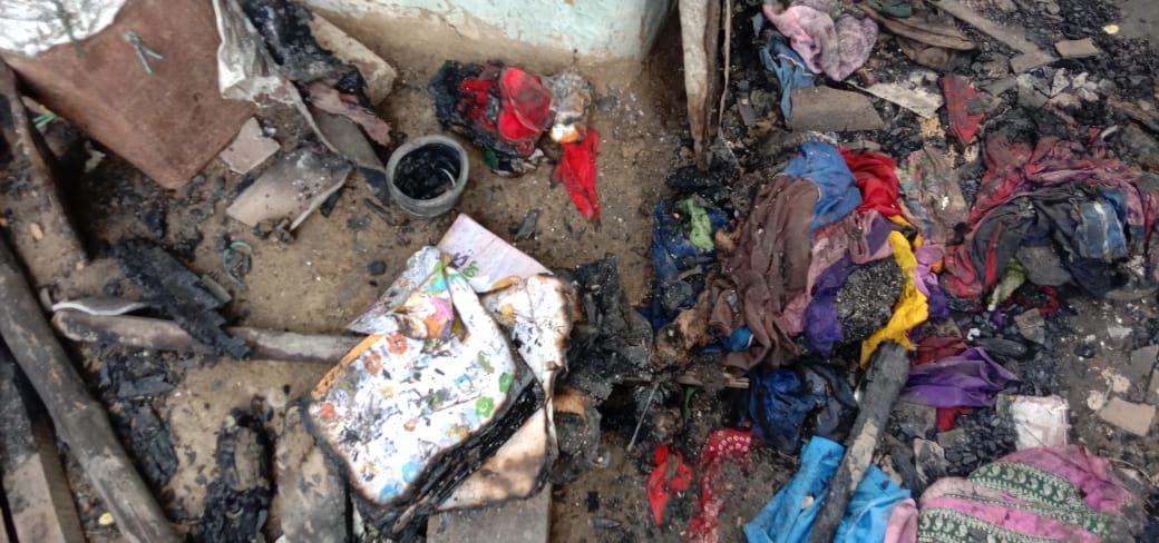 चंदौली- संदिग्ध परिस्थिति में कच्चे मकान में लगी आग,  नगदी सहित गृहस्थी का सामान जलकर खाक, सूचना के बाद डायल 112 पुलिस मौके पर पहुंची, बबुरी थाना क्षेत्र के पाण्डेयपुर गांव की घटना।।