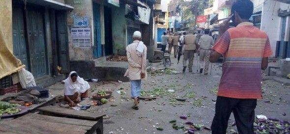 बलिया में सांप्रदायिक तनावः चौकी इंचार्ज निलंबित, 22 लोग गिरफ्तार बलिया में सांप्रदायिक तनावः चौकी इंचार्ज निलंबित, 22 लोग गिरफ्तार