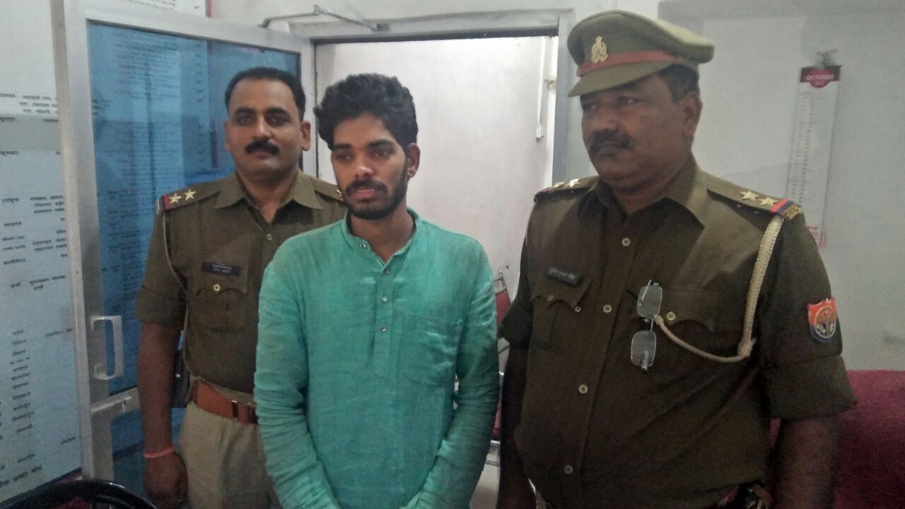 वाराणसी भेलूपुर पुलिस ने चेकिंग के दौरान चेतमणि चौराहे के पास से पकड़ा शातिर वाहन चोर, पास से एक 12 बोर का कट्टा और दो जिंदा कारतूस बरामद