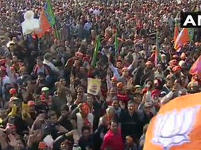 थोड़ी देर में दिल्ली के कड़कड़डूमा में चुनावी रैली को संबोधित करेंगे पीएम मोदी, रैली स्थल पर भारी भीड़।