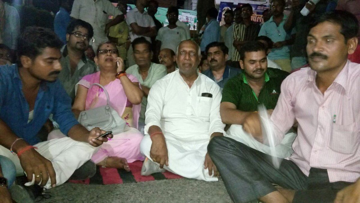 हरदोई-पुलिस पर धन उगाही का आरोप लगाकर @BJP4India MLA राजकुमार अग्रवाल सण्डीला कोतवाली में धरने पर बैठे