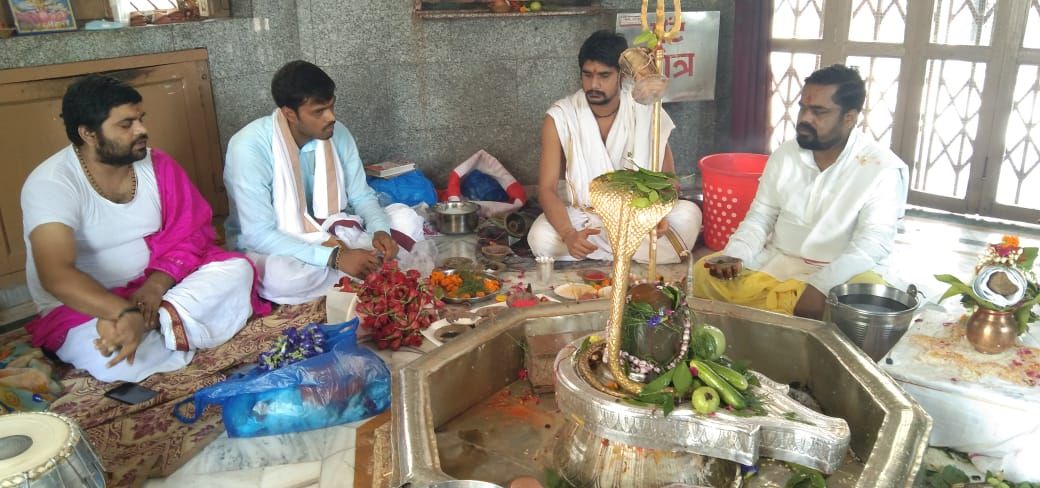 करोना की पूर्ण समाप्ति और राम मंदिर के पूर्ण निर्माण के लिए शुरू हुआ अखंड महारुद्राभिषेक। करोना की पूर्ण समाप्ति और राम मंदिर के पूर्ण निर्माण के लिए शुरू हुआ अखंड महारुद्राभिषेक।