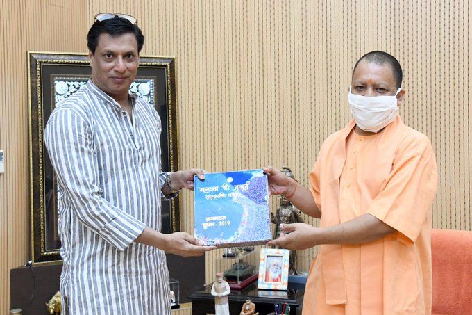 लखनऊ: मधुर भंडारकर की सीएम योगी से हुई मुलाक़ात, मुख्यमंत्री योगी ने मधुर भंडारकर को दिया राममंदिर के प्रसाद के तौर पर प्रभु राम का सिक्का