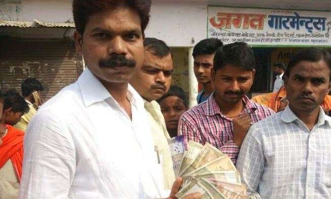 महाराजगंज में एटीएम से कटे और रंगे नोट निकलने पर लोगों का हंगामा महाराजगंज में एटीएम से कटे और रंगे नोट निकलने पर लोगों का हंगामा