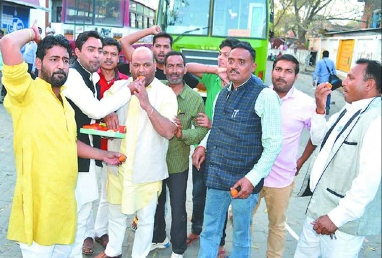 नरेश के भाजपा मेंं शामिल होने पर सपाइयों ने बाटी मिठाई नरेश के भाजपा मेंं शामिल होने पर सपाइयों ने बाटी मिठाई