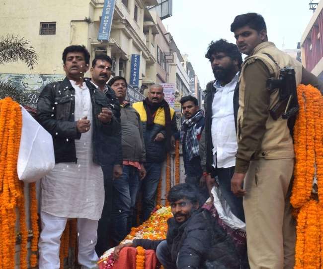 सांसद रविकिशन के पिता पंचतत्व में विलीन, वाराणसी में हुआ अंतिम संस्कार सांसद रविकिशन के पिता पंचतत्व में विलीन, वाराणसी में हुआ अंतिम संस्कार