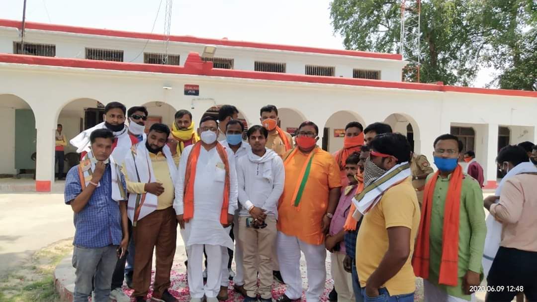 रायबरेली डलमऊ :कोतवाली परिसर में कोरोना योद्धा पुलिस प्रशासन और पत्रकार साथियों को भाजपा जिला अध्यक्ष रामदेव पाल,जिला उपाध्यक्ष दल बहादुर सिंह और अन्य पदाधिकारियों द्वारा किया गया सम्मानित