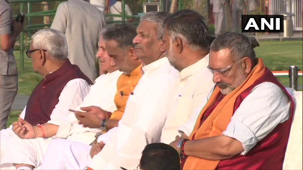 शपथ ग्रहण समारोह से पहले नरेंद्र मोदी यहां पूर्व पीएम अटल बिहारी वाजपेयी को श्रद्धांजलि देंगे। भाजपा अध्यक्ष अमित शाह और जेपी नड्डा, पीयूष गोयल, गिरिराज सिंह सहित अन्य पार्टी के नेता पहुंचे हैं