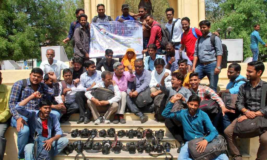 दिल्ली: महिला फोटो जर्नलिस्ट के साथ मारपीट, पुलिस पर कैमरा छीनने का भी आरोप , विरोध में, लखनऊ में द यूथ फोटो जर्नलिस्ट एसोसिएशन का विरोध प्रदर्शन