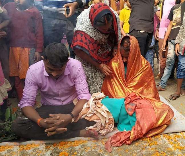ग्रामीणों ने प्रेमी जोड़े को पकड़कर परिणय सूत्र में बंधवा दिया ग्रामीणों ने प्रेमी जोड़े को पकड़कर परिणय सूत्र में बंधवा दिया