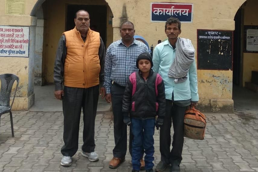 एक बार फिर दिखीं खाकी की मानवीय संवेदनाएं, मूक-बधिर बालक को अवागढ़ पुलिस ने सकुशल बरामद कर फिर से परिजनों से मिलाया एक बार फिर दिखीं खाकी की मानवीय संवेदनाएं, मूक-बधिर बालक को अवागढ़ पुलिस ने सकुशल बरामद कर फिर से परिजनों से मिलाया