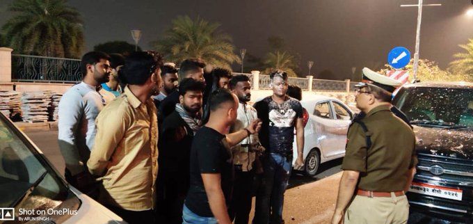 लखनऊ : बर्थडे के नाम पर 1090 चौराहे पर रात 2 बजे कर रहे थे हुड़दंग, पुलिस कमिश्नर ने खुद ही हुड़दंगियों को पकड़ा, हुड़दंगियों को कमिशनर ने खुद भेजा हवालात, पुलिस को चौराहे पर निगाह रखने की दी हिदायत.