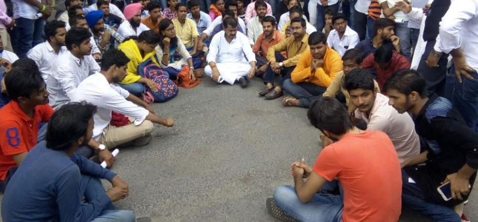 फीस बढ़ोतरी के विरोध में समाजवादी छात्रसभा के छात्रों ने विश्वविद्यालय के मेन गेट में जड़ा ताला फीस बढ़ोतरी के विरोध में समाजवादी छात्रसभा के छात्रों ने विश्वविद्यालय के मेन गेट में जड़ा ताला