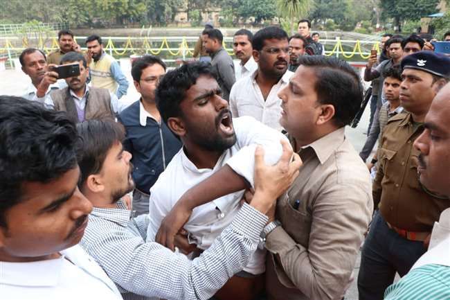 मानव संसाधन विकास मंत्री के सामने बीएचयू के छात्राें ने जताया विरोध, हिंदी भाषी अभ्यर्थियों से भेदभाव से छात्र नाराज