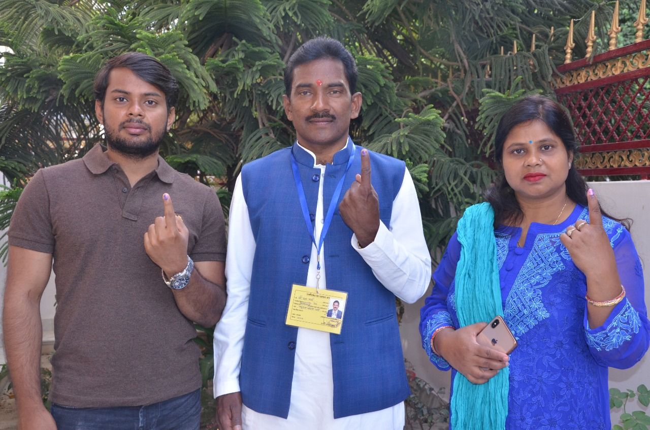 लखनऊ -मोहनलालगंज लोकसभा सीट से प्रत्याशी सी एल वर्मा ने सपरिवार किया मतदान