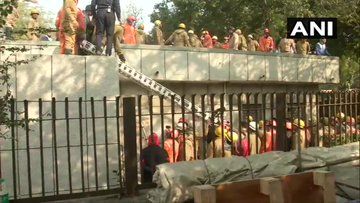 दिल्ली: फैक्ट्री में आग के बाद ब्लास्ट, इमारत जमींदोज, दमकलकर्मियों समेत कई फंसे दिल्ली: फैक्ट्री में आग के बाद ब्लास्ट, इमारत जमींदोज, दमकलकर्मियों समेत कई फंसे