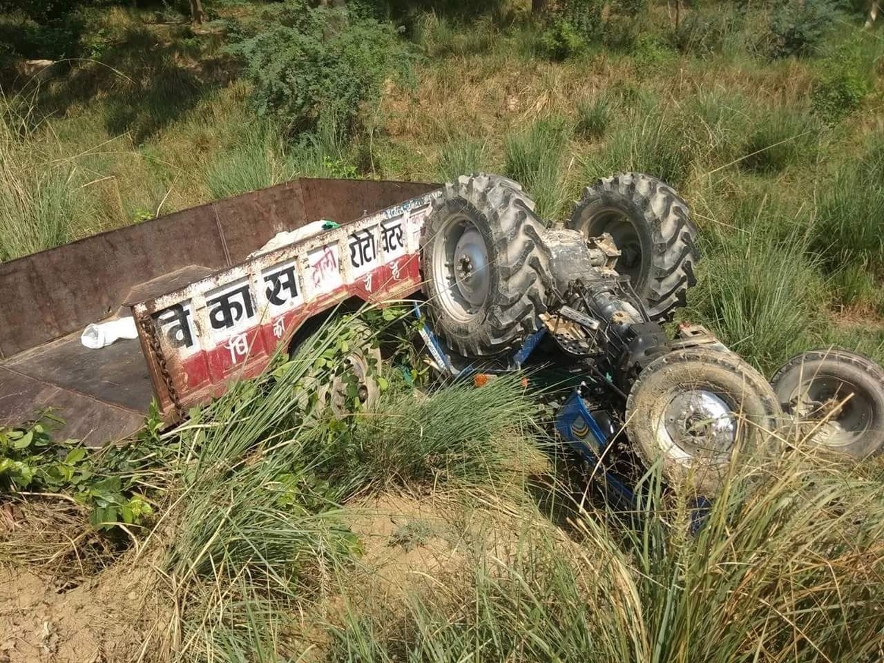 रायबरेली : फतेहपुर डलमऊ रोड पर फिरोजपुर के पास गंगा स्नान करने जा रहे ट्रेक्टर ट्राली पर लोगो को  तेज रफ्तार ट्रक ने मारी टक्कार, १६ लोग गम्भीर रुप से घायल