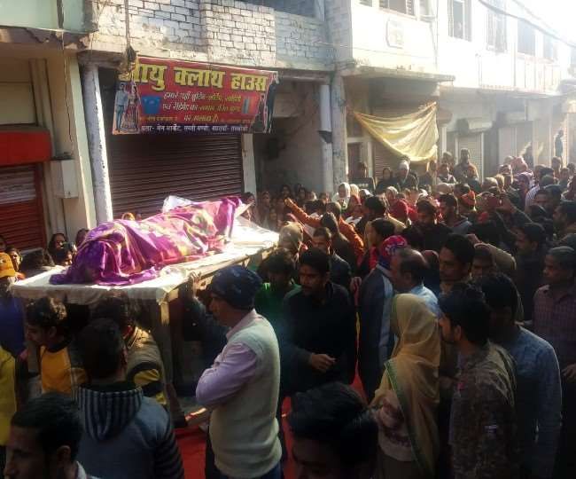 पोस्टमॉर्टम के बाद घर पहुंचा बेटी का पार्थिव शरीर, अपहरण के बाद जिंदा जलाई गई थी