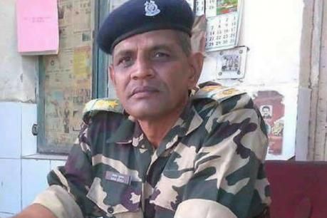 आतंकी हमले में शहीद साहब शुक्ला के बेटे ने कहा- सीएम योगी आएं तभी होगा अंतिम संस्कार आतंकी हमले में शहीद साहब शुक्ला के बेटे ने कहा- सीएम योगी आएं तभी होगा अंतिम संस्कार