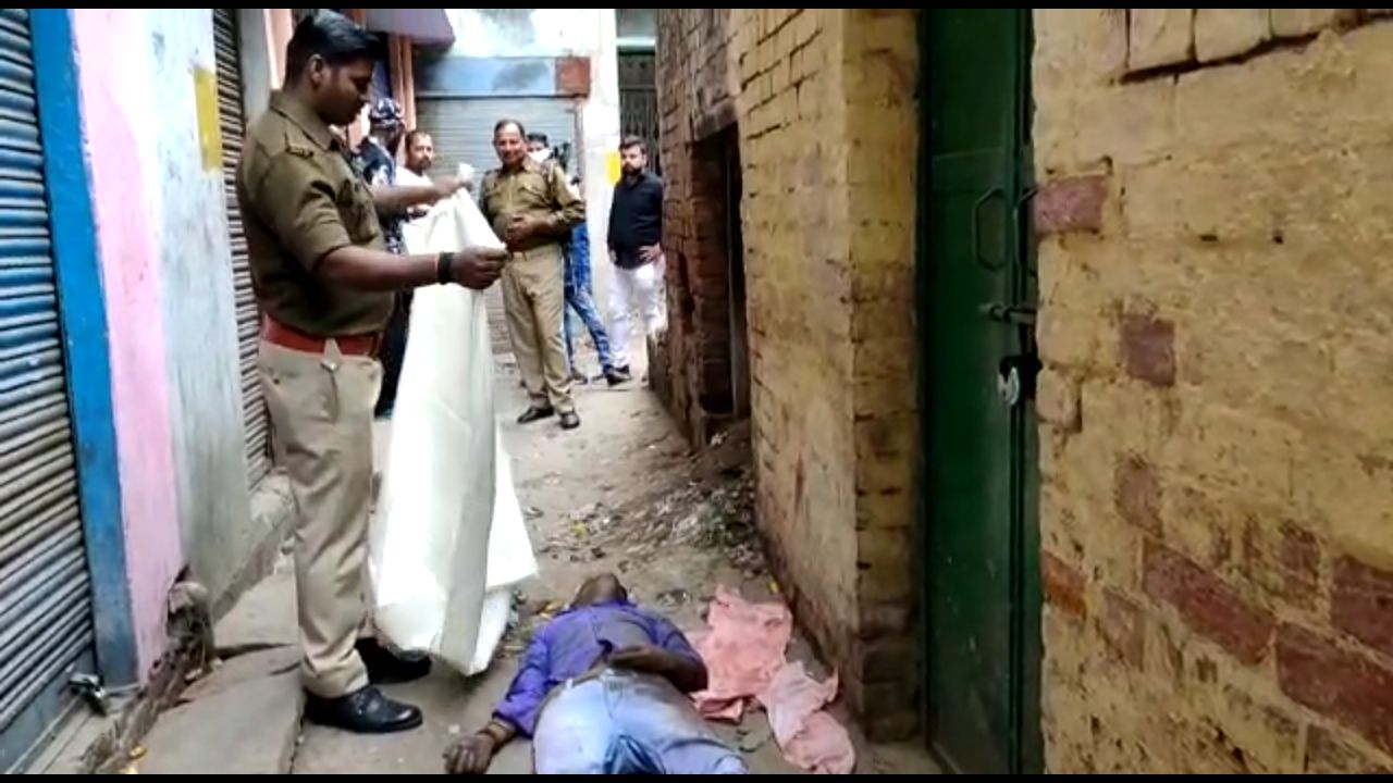 डीडीयू नगर के गल्लामंडी देशी शराब ठेके वाली गली में एक अज्ञात शव मिलने से सनसनी। डीडीयू नगर के गल्लामंडी देशी शराब ठेके वाली गली में एक अज्ञात शव मिलने से सनसनी।