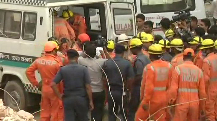 ग्रेटर नोएडा बिल्डिंग हादसा : मलबे से अब तक निकाले गए 9 शव, रेस्क्यू ऑपरेशन जारी ग्रेटर नोएडा बिल्डिंग हादसा : मलबे से अब तक निकाले गए 9 शव, रेस्क्यू ऑपरेशन जारी