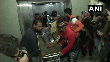 सोपोर के पास बस स्टैंड पर आतंकियों ने किया ग्रेनेड से हमला, 19 घायल