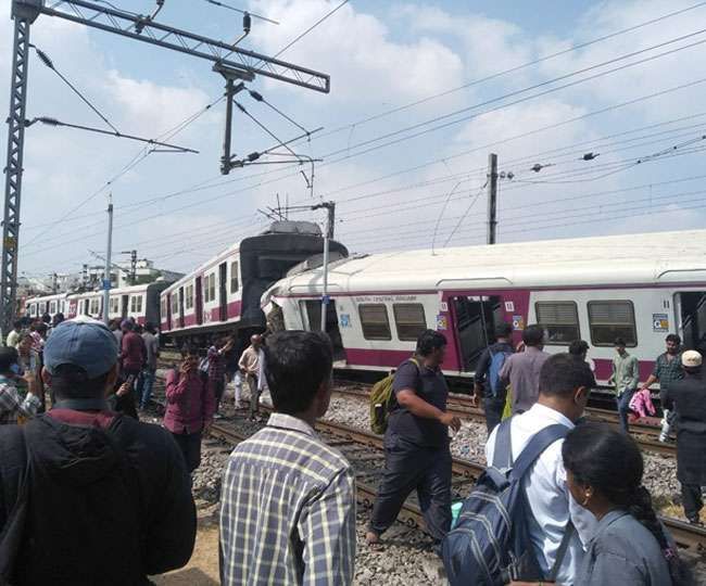 हैदराबाद में बड़ा ट्रेन हादसा, काचीगुड़ा रेलवे स्टेशन पर 2 ट्रेनों में टक्कर. हैदराबाद में बड़ा ट्रेन हादसा, काचीगुड़ा रेलवे स्टेशन पर 2 ट्रेनों में टक्कर.