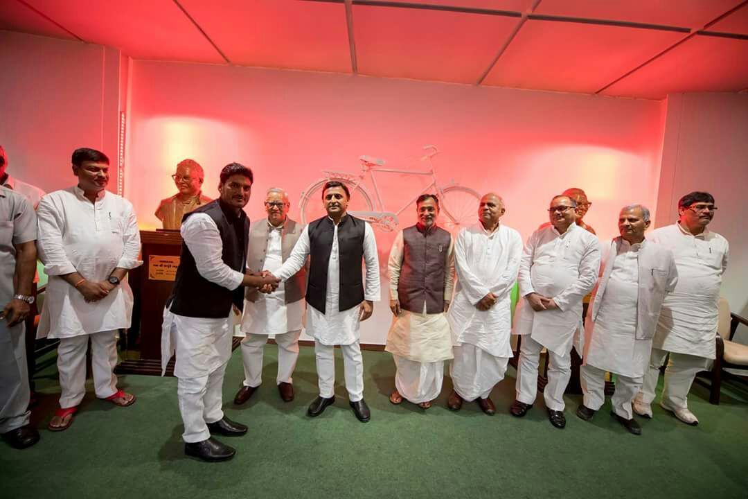 पूर्व मुख्यमंत्री अखिलेश ने सपा नेता मो शोयब खां से लिया जिले की विशेष जानकारी पूर्व मुख्यमंत्री अखिलेश ने सपा नेता मो शोयब खां से लिया जिले की विशेष जानकारी