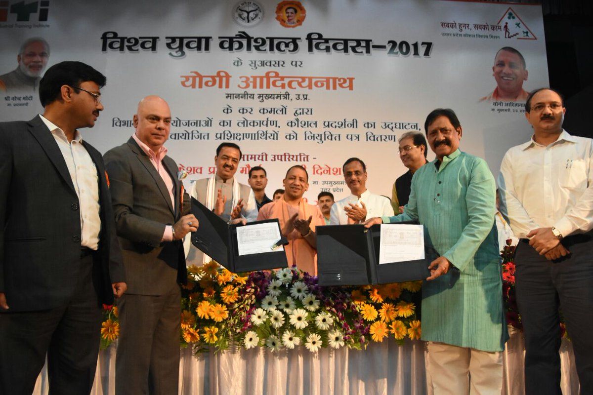 लखनऊ-CM @myogiadityanath की अध्यक्षता में राजस्थान स्पिनिंग मिल्स ऐंड वीविंग मिल्स,भीलवाड़ा के साथ कौशल विकास का #MOU साइन हुआ