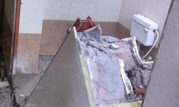 बिहारः पटना जंक्शन रेलवे स्टेशन पर प्लैटफॉर्म 1 के द्वितीय श्रेणी प्रतीक्षालय में बाथरूम की दीवार गिर गई जिसके नीचे दबकर एक 70 वर्षीय बुजुर्ग की मौत हो गई