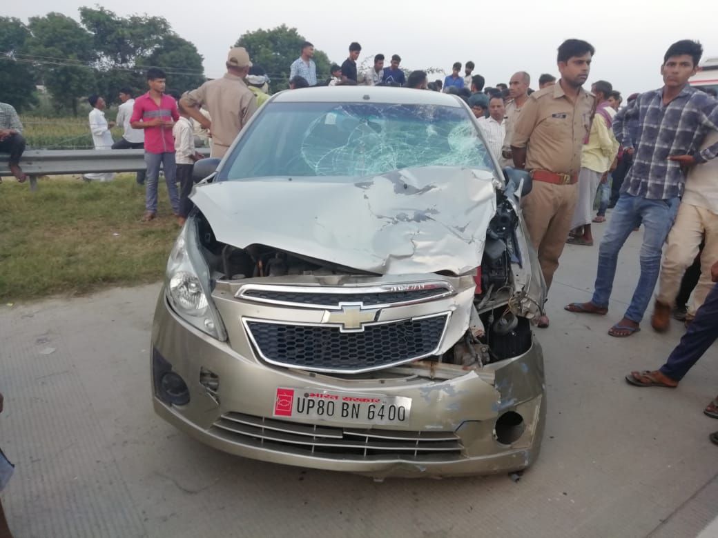 बेकाबू कार ने दो किशोरियों को रौंदा बेकाबू कार ने दो किशोरियों को रौंदा