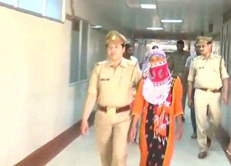 लखनऊ :- सीबीआई की टीम उन्नाव गैंग रेप पीड़िता को लेकर पहुंची राम मनोहर लोहिया अस्पताल। पीड़िता का कराया जाएगा मेडिकल टेस्ट।