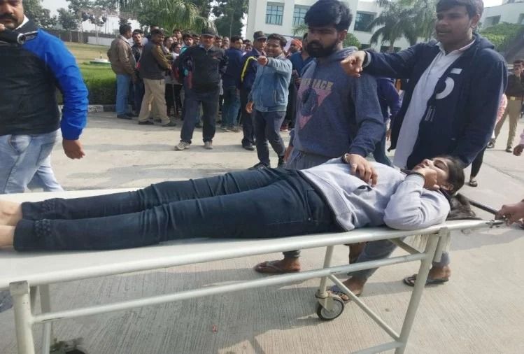 एसकेएस कॉलेज में बवाल, मेडिकल के छात्र-छात्राओं पर पुलिस ने भांजी लाठियां