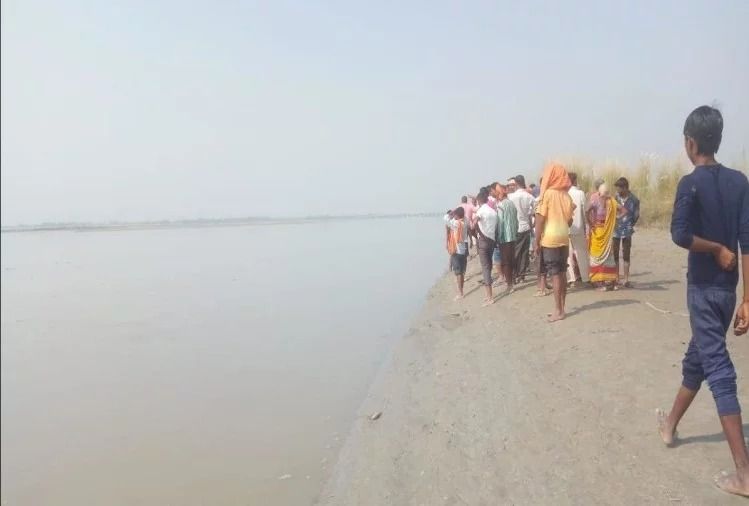 घाघरा नदी में नाव पलटने से डूबे 18 लोग, चार महिलाएं लापता
