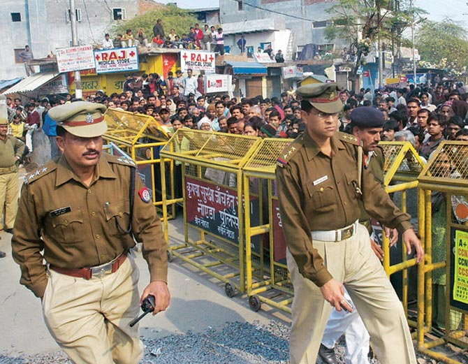 यूपी पुलिस के तेवर से अपराधियों में दहशत का माहौल .. यूपी पुलिस के तेवर से अपराधियों में दहशत का माहौल ..