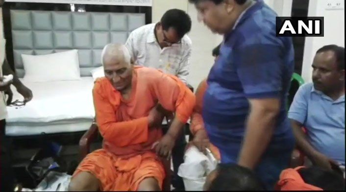 स्वामी अग्निवेश की लात जूतों से पिटाई, कपड़े तक फाड़ डाले