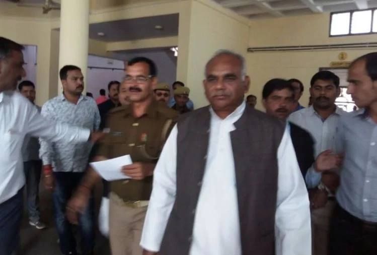 सपा के आलाकमान अपने विधायक हरिओम यादव की गिरफ्तारी पर निष्क्रिय क्यों ? सपा के आलाकमान अपने विधायक हरिओम यादव की गिरफ्तारी पर निष्क्रिय क्यों ?