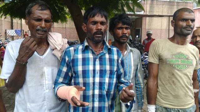 चोरी के शक में बरजोरों ने 5 लोगों को बंधक बनाकर दीं गंभीर यातनाएं, पुलिस ने छुड़ाया चोरी के शक में बरजोरों ने 5 लोगों को बंधक बनाकर दीं गंभीर यातनाएं, पुलिस ने छुड़ाया