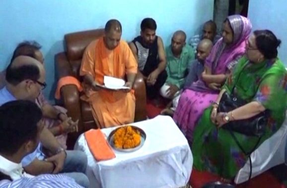 प्रशासन ने शहीद के परिवार को गिफ्ट किया रेडकार्पेट,कूलर, सोफा और कुर्सियां प्रशासन ने शहीद के परिवार को गिफ्ट किया रेडकार्पेट,कूलर, सोफा और कुर्सियां