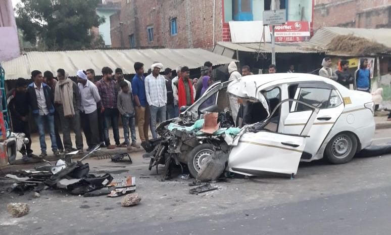 प्रतापगढ़-ट्रक और कार की टक्कर। तीन की दर्दनाक मौत, एक की हालत गंभीर।  दीपावली पर घर लौट रहे थे मृतक।नगर कोतवाली के लखनऊ वाराणसी हाइवे के मोहनगंज बाजार के पास हुआ हादसा