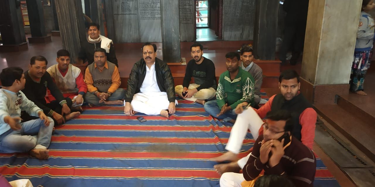 उचित मुआवजा के लिए विंध्य संघर्ष समिति के अध्यक्ष राजन पाठक बैठे धरने पर